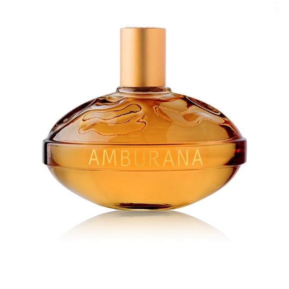 A Deo Colônia Amburana ao Sol, da L’Occitane au Brésil, combina notas frutais borbulhantes com um buquê floral cremoso. No fundo, caramelo, madeiras e acordes ambarados acrescentam profundidade à composição, que equilibra nuances adocicadas e amadeiradas