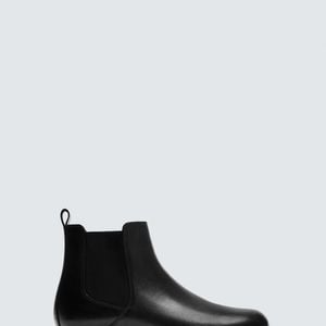 Com proposta mais premium, a Zara apresenta a bota Chelsea de couro preta por R$ 529,00, destacando acabamento refinado e maior durabilidade