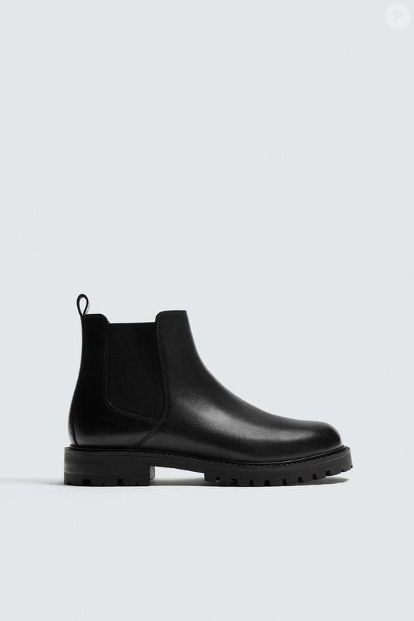 Com proposta mais premium, a Zara apresenta a bota Chelsea de couro preta por R$ 529,00, destacando acabamento refinado e maior durabilidade