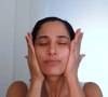 Exagerar na limpeza também pode sabotar o skincare. De acordo com a dermatologista Larissa Oliveira, "a limpeza excessiva ou com produtos muito agressivos" pode comprometer a barreira cutânea. O hábito pode deixar a pele mais vulnerável e sensível, mostrando que limpar mais vezes nem sempre significa cuidar melhor