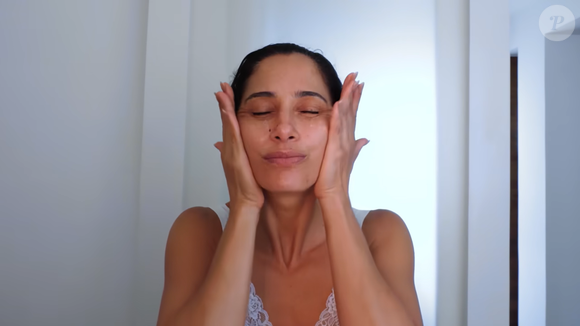Exagerar na limpeza também pode sabotar o skincare. De acordo com a dermatologista Larissa Oliveira, "a limpeza excessiva ou com produtos muito agressivos" pode comprometer a barreira cutânea. O hábito pode deixar a pele mais vulnerável e sensível, mostrando que limpar mais vezes nem sempre significa cuidar melhor