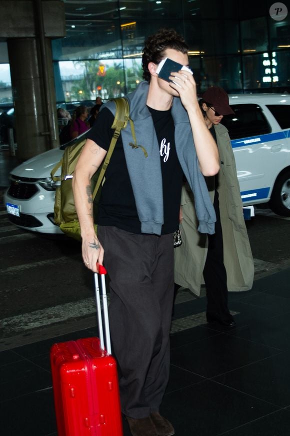 Shawn Mendes em foto durante desembarque com a namorada, Bruna Marquezine, em 29 de setembro de 2026