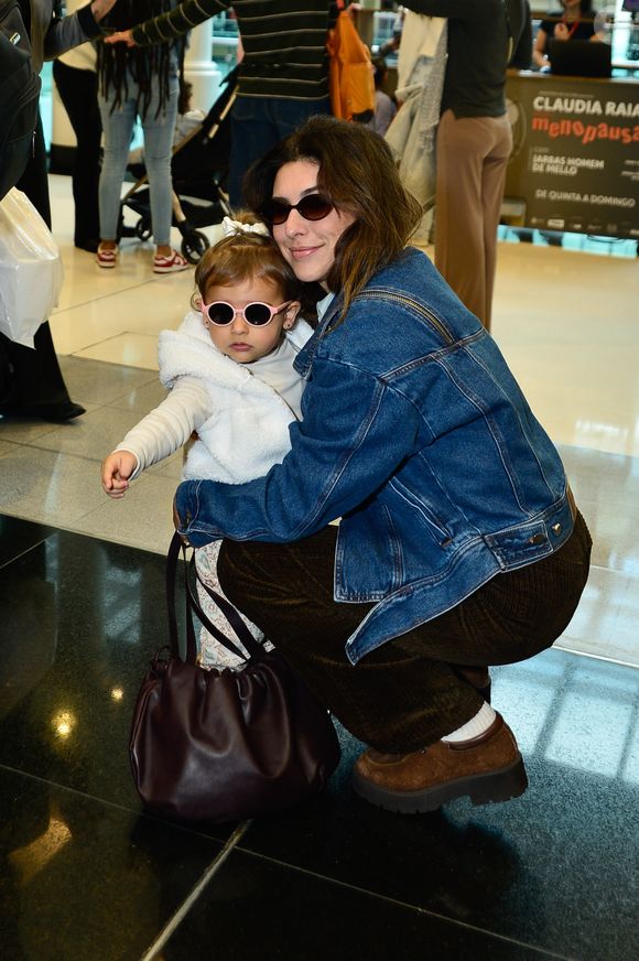 Fernanda Paes Leme esteve na pré-estreia vip do musical infantil 'Masha e o Urso' com a filha Pilar na última sexta-feira (15)