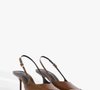 Os tons terrosos seguem dominando o universo fashion e o marrom aparece mais uma vez como uma das cores favoritas das mulheres elegantes. Dentro dessa proposta, o Scarpin Slingback Leoness da Schutz chama atenção pelo visual sofisticado e contemporâneo, o modelo custa R$ 750