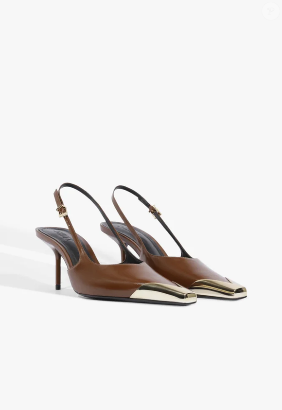 Os tons terrosos seguem dominando o universo fashion e o marrom aparece mais uma vez como uma das cores favoritas das mulheres elegantes. Dentro dessa proposta, o Scarpin Slingback Leoness da Schutz chama atenção pelo visual sofisticado e contemporâneo, o modelo custa R$ 750