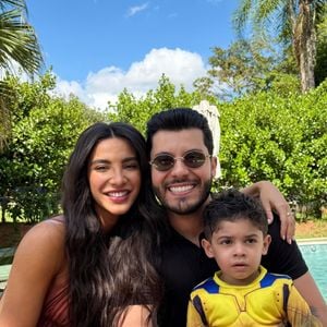 Murilo Huff posou com o filho, Léo, e a namorada, Gabriela Versiani