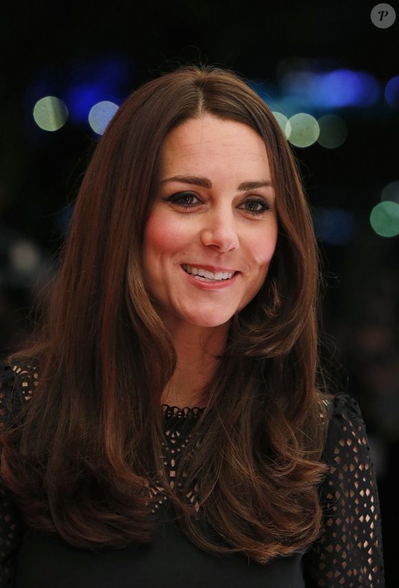 Mas ela decidiu mudar de novo e escureu os cabelos em dezembro de 2013 no luxuoso salão do hairstylist Rossano Ferretti, em Londres, um dos mais caros do país