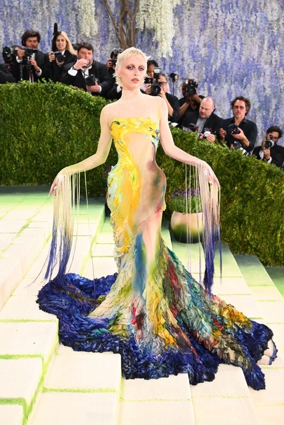 O novo corte curto não exige uma rotina complicada de cuidados. Segundo o texto, basta passar os dedos entre as mechas e usar um pouco de spray texturizador ou cera para finalizar; Emma Chamberlain compareceu ao Met Gala 2026 com um visual despojado