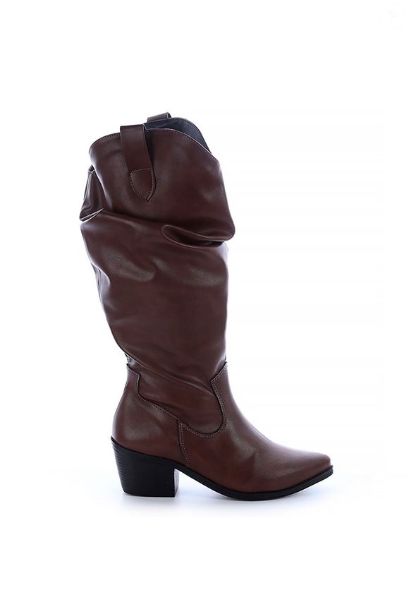 Já na Damannus, por R$ 299,90, encontramos umas botas com um design muito original