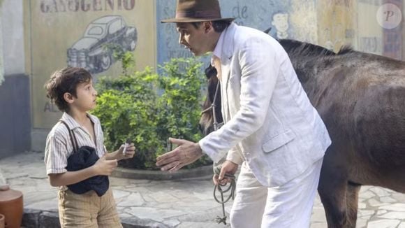 Candinho (Sergio Guizé) acolheu Samir em sua casa sem saber que é seu filho no início de 'Êta Mundo Melhor!'