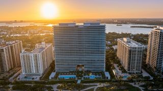 14º andar, 311m² com 3 quartos e vista para Baía de Biscayne: craque do Brasil em Copas, Kaká paga quase R$ 45 milhões por imóvel em Miami