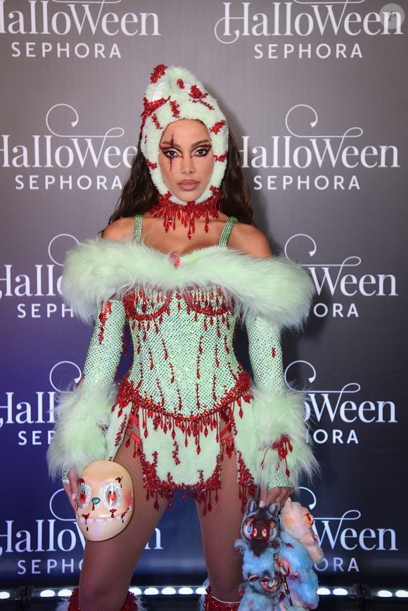 Anitta marcou presença na tradicional festa de Halloween da Sephora, realizada neste sábado (18)