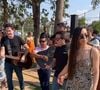Giovani chegou ao local de mãos dadas com uma mulher
