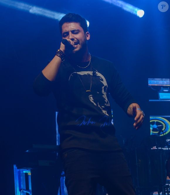 Filho de Leonardo, Matheus Vargas aparece em vídeo tendo dedo chupado por outra mulher, o que levaram alguns internautas a apontarem em suposta traição