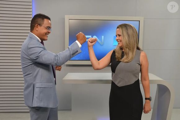Apresentador do novo jornal da Globo, 'Bom Dia Sábado', Marcelo Pereira em foto com Simone Gomes na época do jornal local noturno de afiliada da emissora na região Oeste de São Paulo