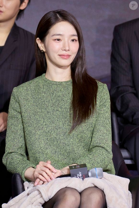 Hoje Park Gyu-young está assim: belíssima, com o cabelo comprido e irreconhecível do seu papel no dorama da Netflix