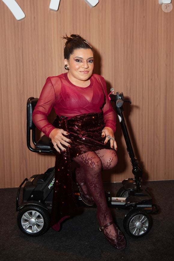 A influenciadora e humorista Pequena Lo, apostou em um look monocromático em tons de vinho e marsala, que combina texturas ricas e transparência para o 4º dia de Rock in Rio