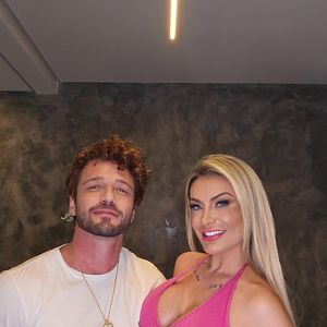 A proposta mistura erotismo e narrativa ficcional, com diálogos, tensão dramática e uma abordagem inspirada no universo teen que marcou o folhetim.