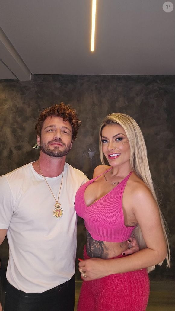 A proposta mistura erotismo e narrativa ficcional, com diálogos, tensão dramática e uma abordagem inspirada no universo teen que marcou o folhetim.