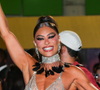 Com calcinha preta fio-dental à mostra e bumbum empinado em evidência, Juliana Paes dispensa descanso e curte camarote horas antes de desfilar. Fotos!