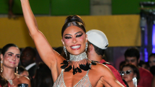 Com calcinha preta fio-dental à mostra e bumbum empinado em evidência, Juliana Paes dispensa descanso e curte camarote horas antes de desfilar. Fotos!