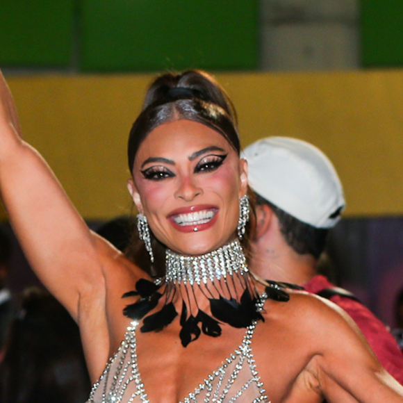 Com calcinha preta fio-dental à mostra e bumbum empinado em evidência, Juliana Paes dispensa descanso e curte camarote horas antes de desfilar. Fotos!