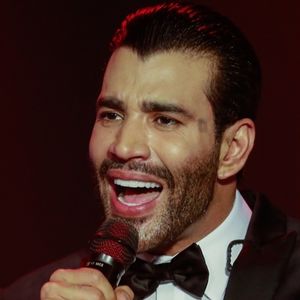 Gusttavo Lima surgiu sem camisa em primeira foto após três dias de internação: 'Zero'