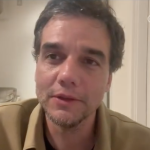 "Recebi a notícia dos prêmios que a gente ganhou da forma mais louca possível, no set de filmagem", explicou Wagner Moura