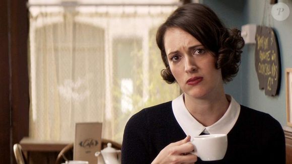 'Fleabag' (2016) - Criação de Phoebe Waller-Bridge transforma peça solo em fenômeno televisivo ao explorar dor e humor na vida de uma mulher londrina
