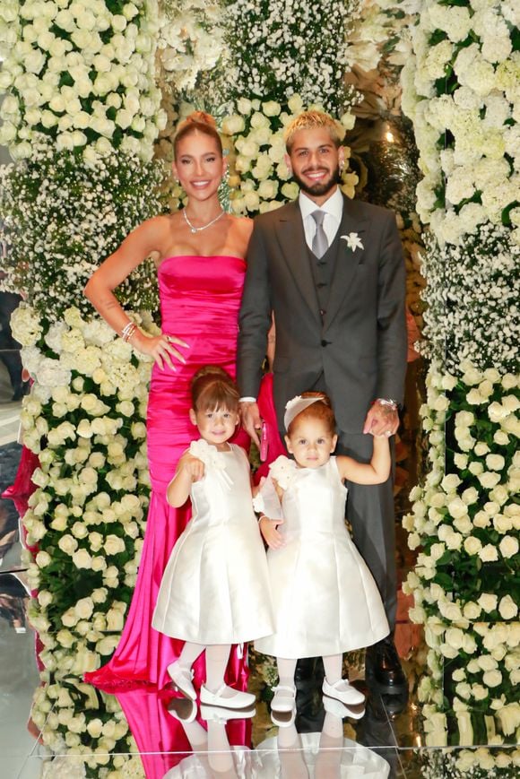 Virginia e seus familiares no casamento, nesta quinta-feira (13).