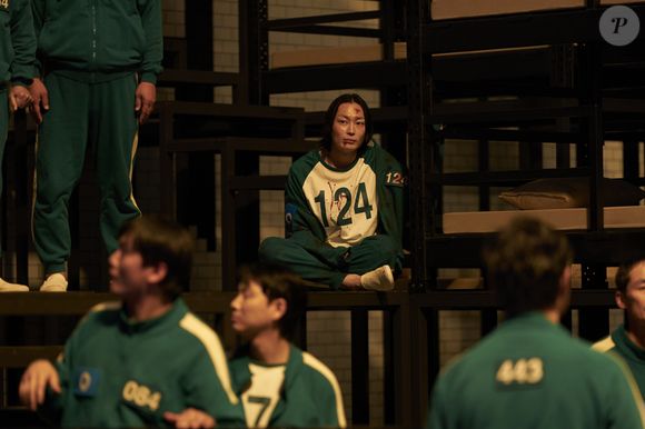 Nam-gyu, o Jogador 124, morreu após Min-su jogar seu crucifixo com drogas no centro da ponte do Pula-corda