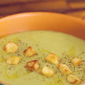 A receita é finalizada com batata-doce assada por cima e fica uma completa delícia