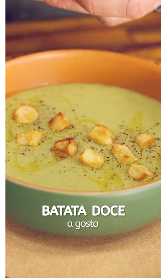 A receita é finalizada com batata-doce assada por cima e fica uma completa delícia