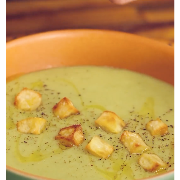 A receita é finalizada com batata-doce assada por cima e fica uma completa delícia