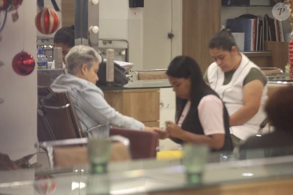 Após a ida ao restaurante, Claudia Rodrigues aproveitou para ir até um salão de beleza e fazer as unhas.