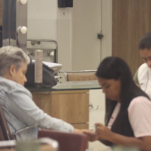 Após a ida ao restaurante, Claudia Rodrigues aproveitou para ir até um salão de beleza e fazer as unhas.