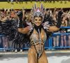 Nesta segunda-feira (03), Viviane Araújo também desfilou vestida de Carcará pelo Salgueiro