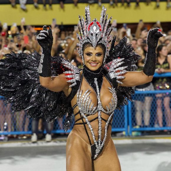 Nesta segunda-feira (03), Viviane Araújo também desfilou vestida de Carcará pelo Salgueiro