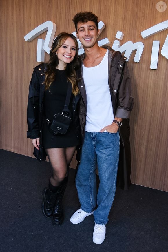 Acompanhada do marido, Larissa Manoela escolheu vestido preto curto, meia-calça, botas e jaqueta oversized para o evento