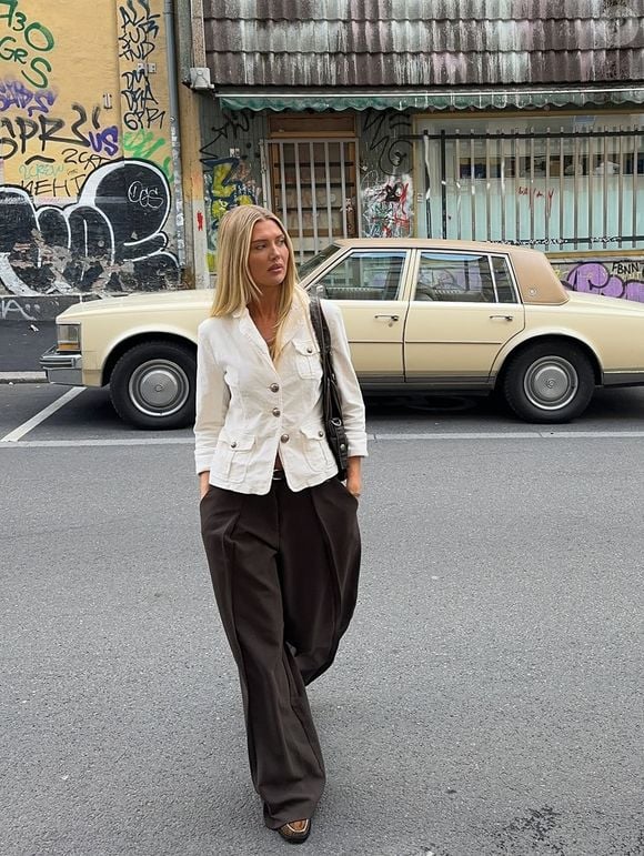 Com a chegada da primavera, chega também o momento de renovar o guarda-roupa. Para quem está em busca de novas opçoes de calça, embora o preto seja um verdadeiro curinga, há outros tons e modelos em alta que valorizam ainda mais o visual