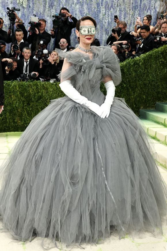 É ARTE! Sarah Paulson apostou em um vestido cinza esvoaçante de tule e uma nota de dólar aplicada nos olhos, como uma verdadeira obra de arte viva no Met Gala 2026