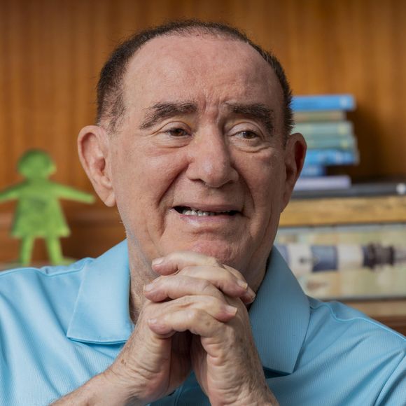 Renato Aragão completou 90 anos nesta segunda-feira (13) e diversas curiosidades sobre o eterno trapalhão têm voltado à tona