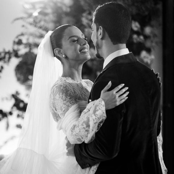 Giovanna Lancellotti e Gabriel David esbanjaram muita felicidade em cliques feitos na cerimônia