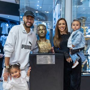 Dias após se despedir da Seleção Brasileira, Neymar foi homenageado pelo Santos com um busto e uma estátua na Vila Belmiro e fez uma reflexão sincera sobre sua trajetória
