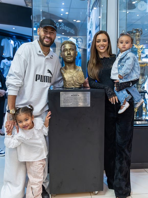 Dias após se despedir da Seleção Brasileira, Neymar foi homenageado pelo Santos com um busto e uma estátua na Vila Belmiro e fez uma reflexão sincera sobre sua trajetória