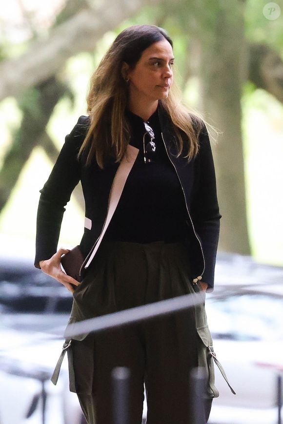 Velório da filha de Schynaider Moura: mulher de Faustão, Luciana Cardoso chegou abalada à cerimônia de despedida de Anne-Marie