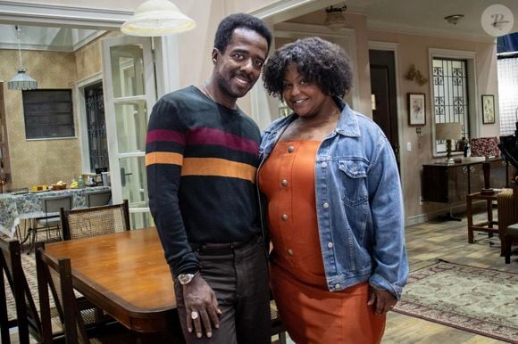 Mirtes (MC Carol) é casada com Laurentino (Alan Rocha) e criam o filho de Nancy (Jeniffer Nascimento) na novela 'Quem ama cuida'