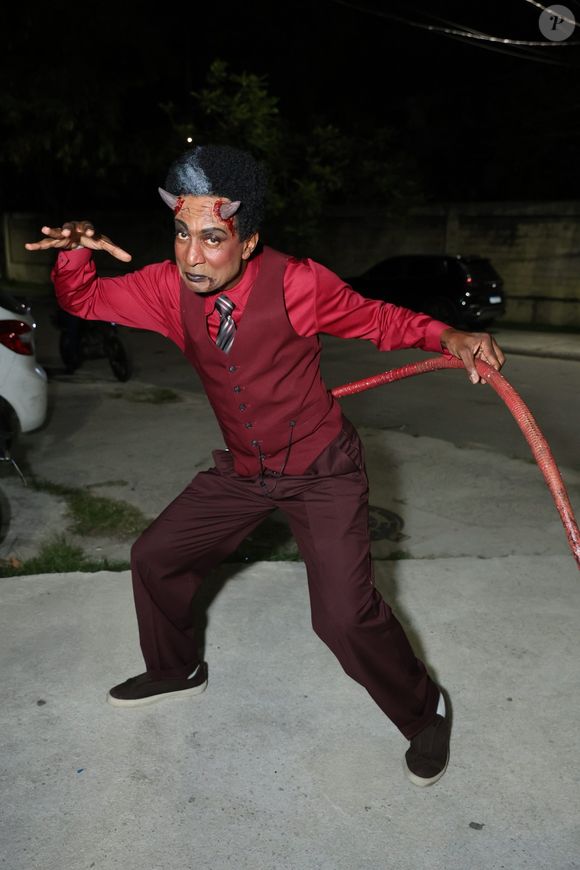 Luis Miranda, da novela 'Êta Mundo Melhor!', usou fantasia de diabo em festa de Halloween