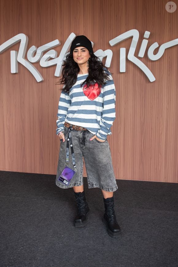 Day Limns apostou em blusa listrada com coração, bermuda jeans oversized, cinto e coturnos