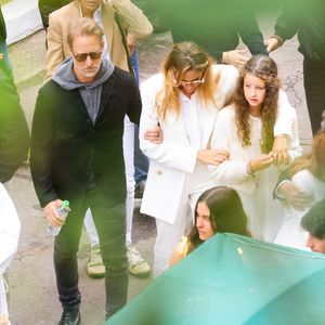 Schynaider Moura ao lado de uma das filhas foi confortada pelo namorado, Bruno Garfinkel, no velório e sepultamento de Anne-Marie